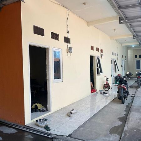 Spot On 93458 Legok Homestay Syariah Karangpilang Exterior photo