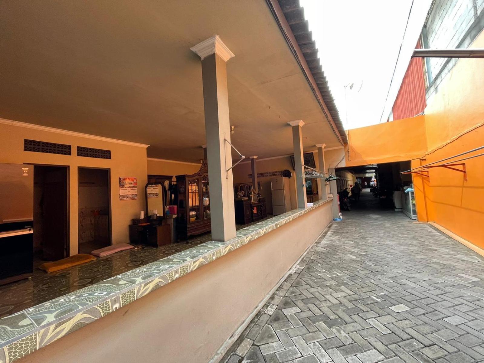 Spot On 93458 Legok Homestay Syariah Karangpilang Exterior photo