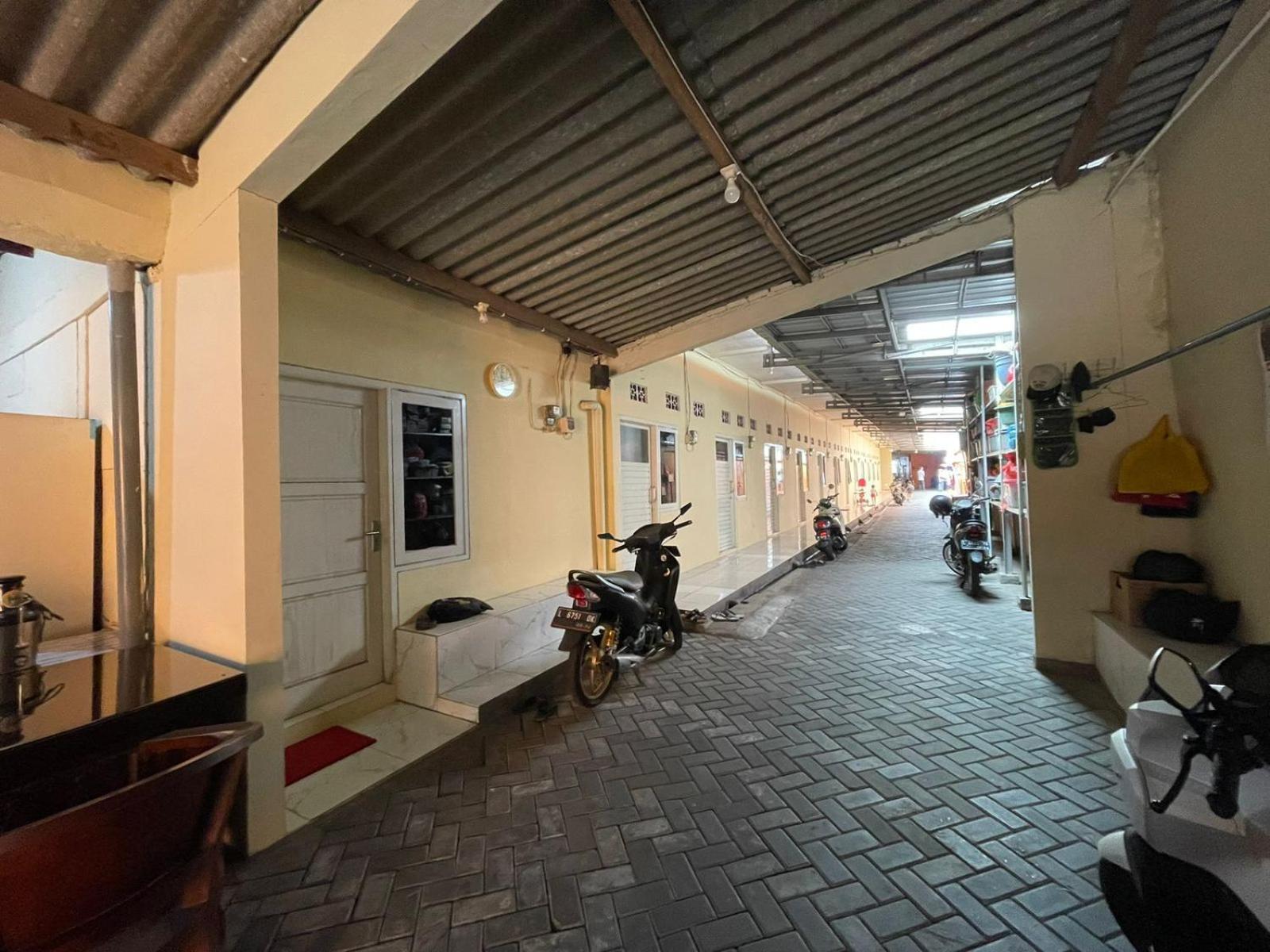 Spot On 93458 Legok Homestay Syariah Karangpilang Exterior photo